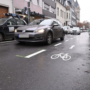 Erste Markierungen zeigen an, dass die Laurentiusstraße von Radfahrenden entgegen der Einbahnstraßenrichtung genutzt werden kann.