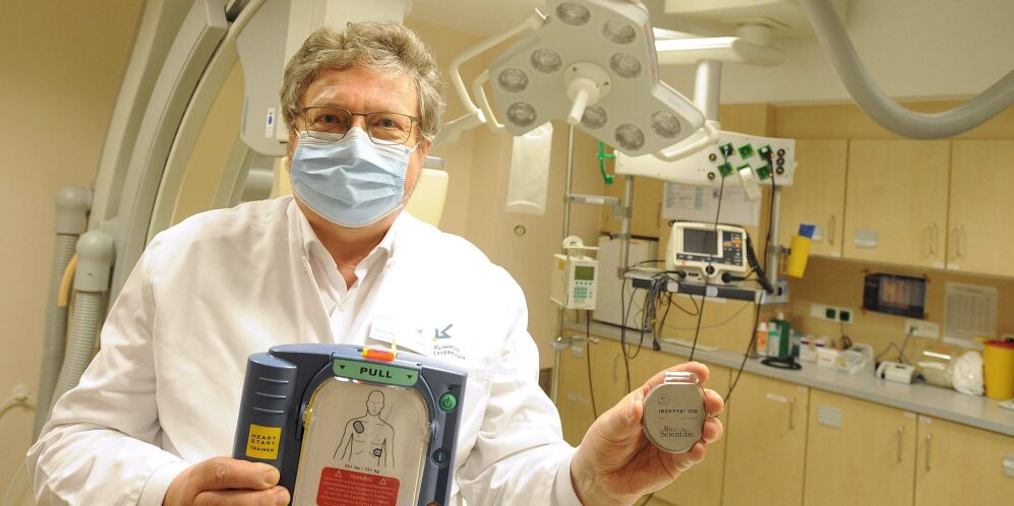 Defibrillator in groß und in klein: Peter Schwimmbeck, Chef der Kardiologie am Klinikum, kennt sich mit beiden Geräten aus.