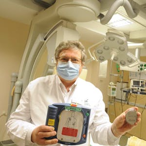 Defibrillator in groß und in klein: Peter Schwimmbeck, Chef der Kardiologie am Klinikum, kennt sich mit beiden Geräten aus.