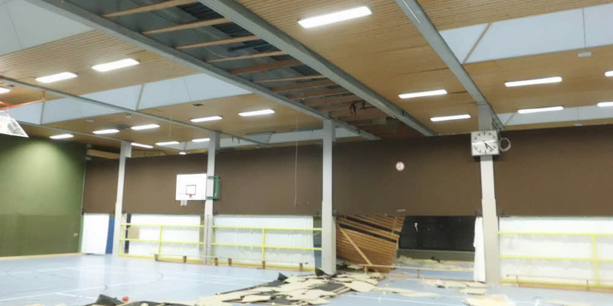 Ein komplettes Feld der Deckenverkleidung ist in der Sporthalle des Mucher Sportzentrums zu Boden gestürzt.