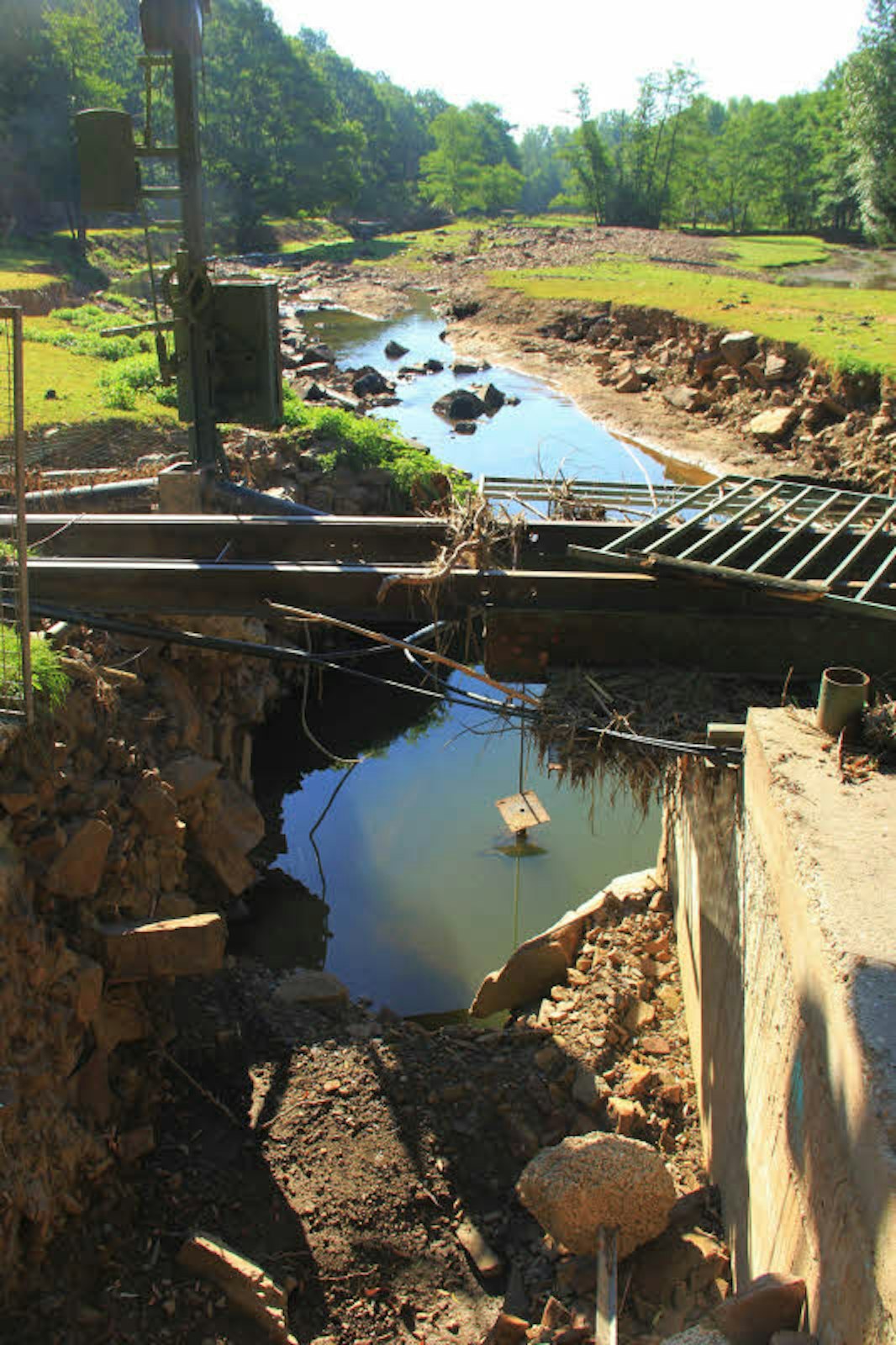 Brücken und Wege wurden bei der Überflutung zerstört.