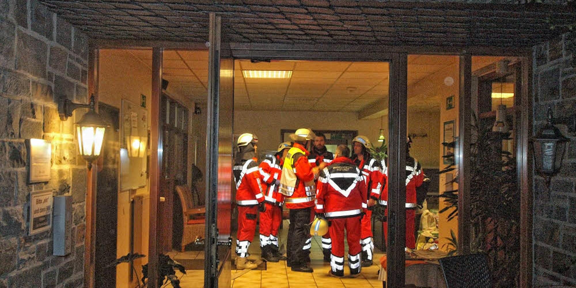 Jede Menge Feuerwehr, Rettungskräfte und Behördenvertreter waren 2012 bei einem Großeinsatz in Haus Manshagen. Trotzdem fielen die Brandschutzmängel nicht auf. (Archivfoto)