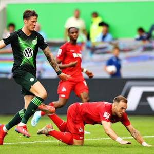 Wolfsburgs Stürmer Wout Weghorst (l.) und Kölns Abwehrspieler Rafael Czichos im Kampf um den Ball.