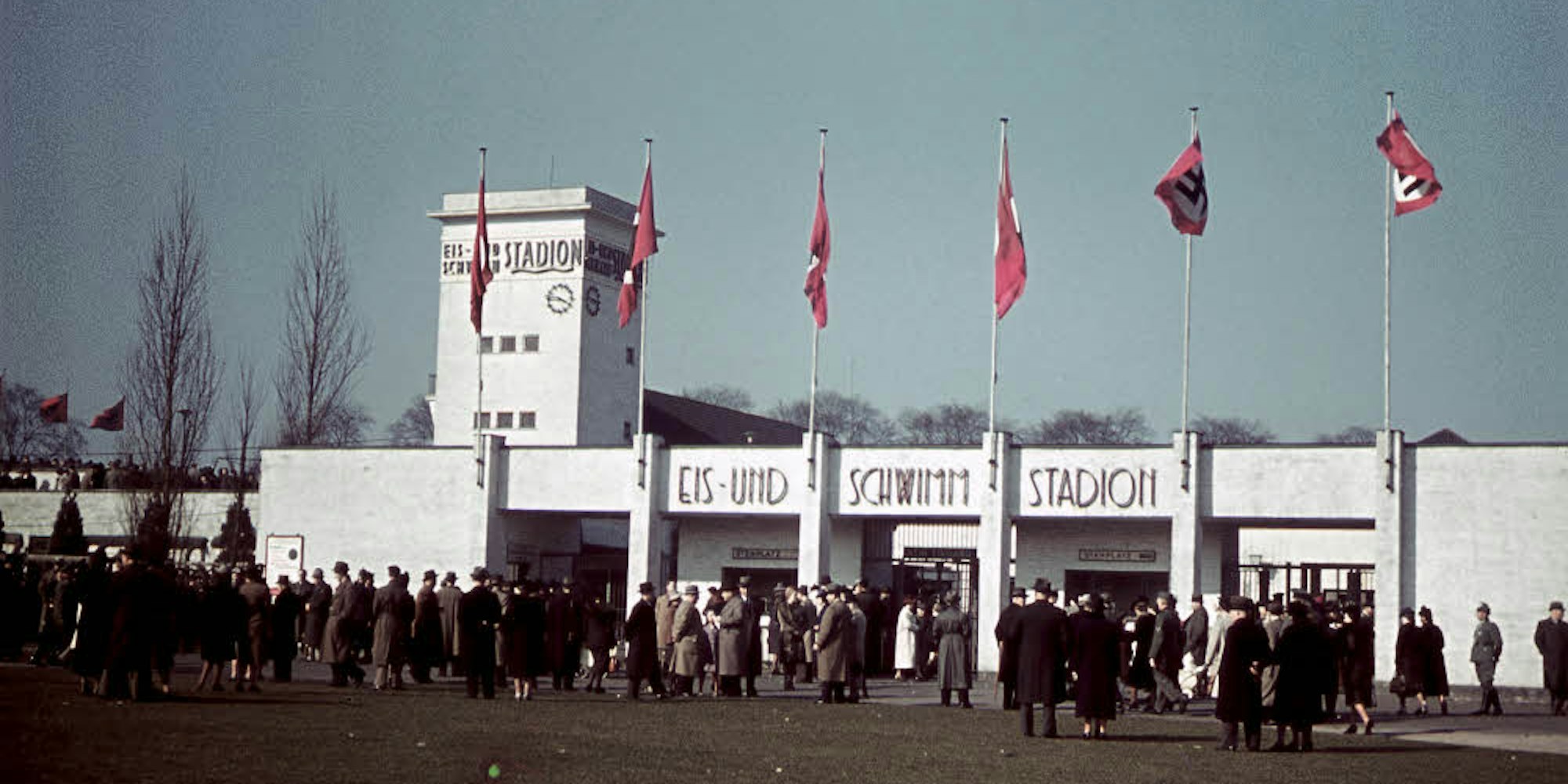 In der Zeit des Nationalsozialismus war der Eingang des Stadions entsprechend beflaggt .