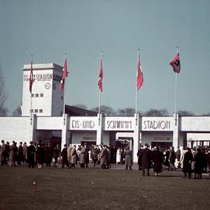 In der Zeit des Nationalsozialismus war der Eingang des Stadions entsprechend beflaggt .