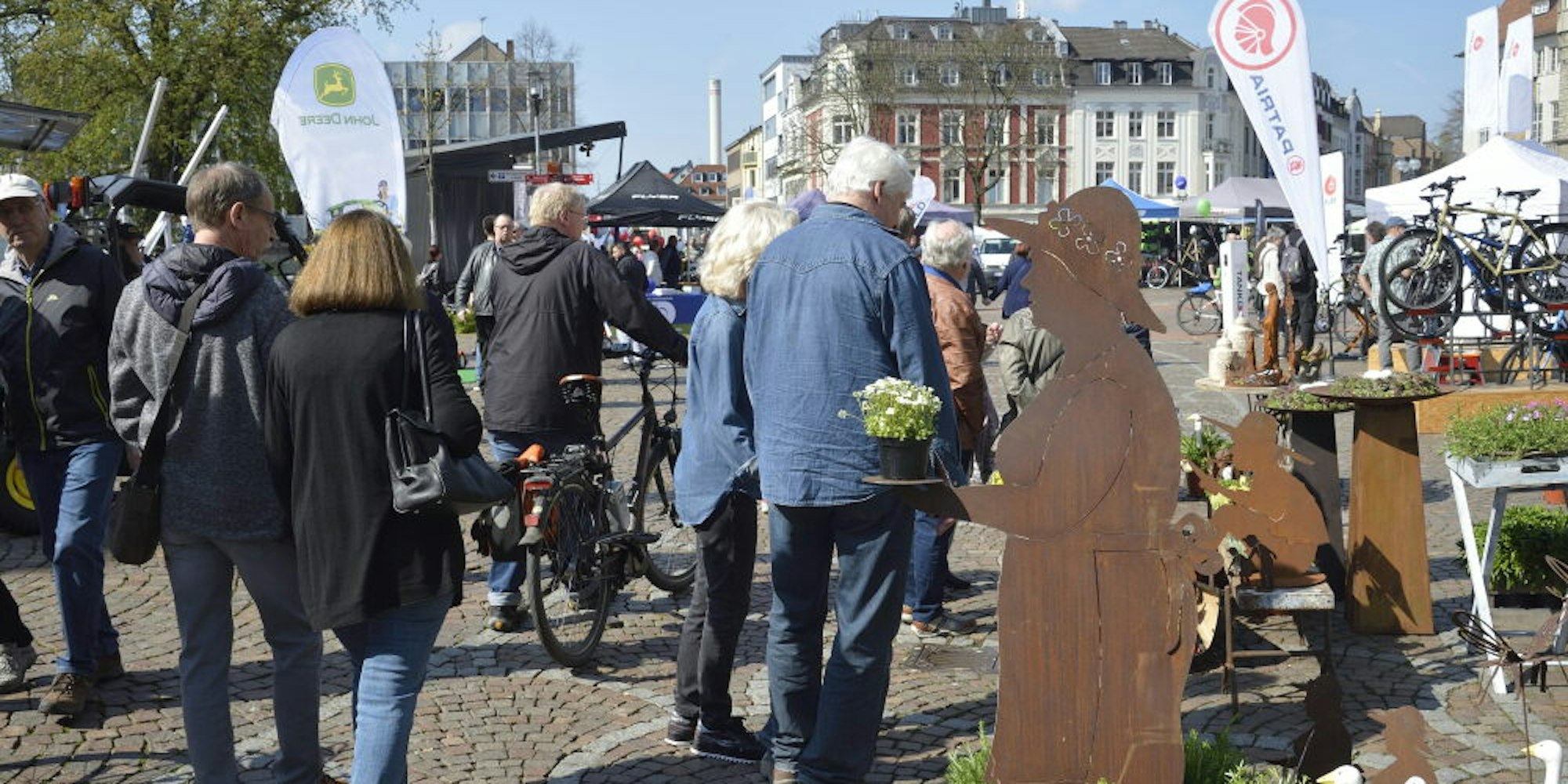 Da war die Welt noch in Ordnung: Besucher beim Frühlingsfest 2019 auf dem Konrad-Adenauer-Platz in Gladbach.