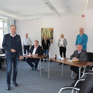 Bürgermeister Volker Mießeler (vorn) und die Vertreterinnen und Vertreter von CDU, SPD, FDP und der europäischen Partei Liebe haben ein Viererbündnis vereinbart.