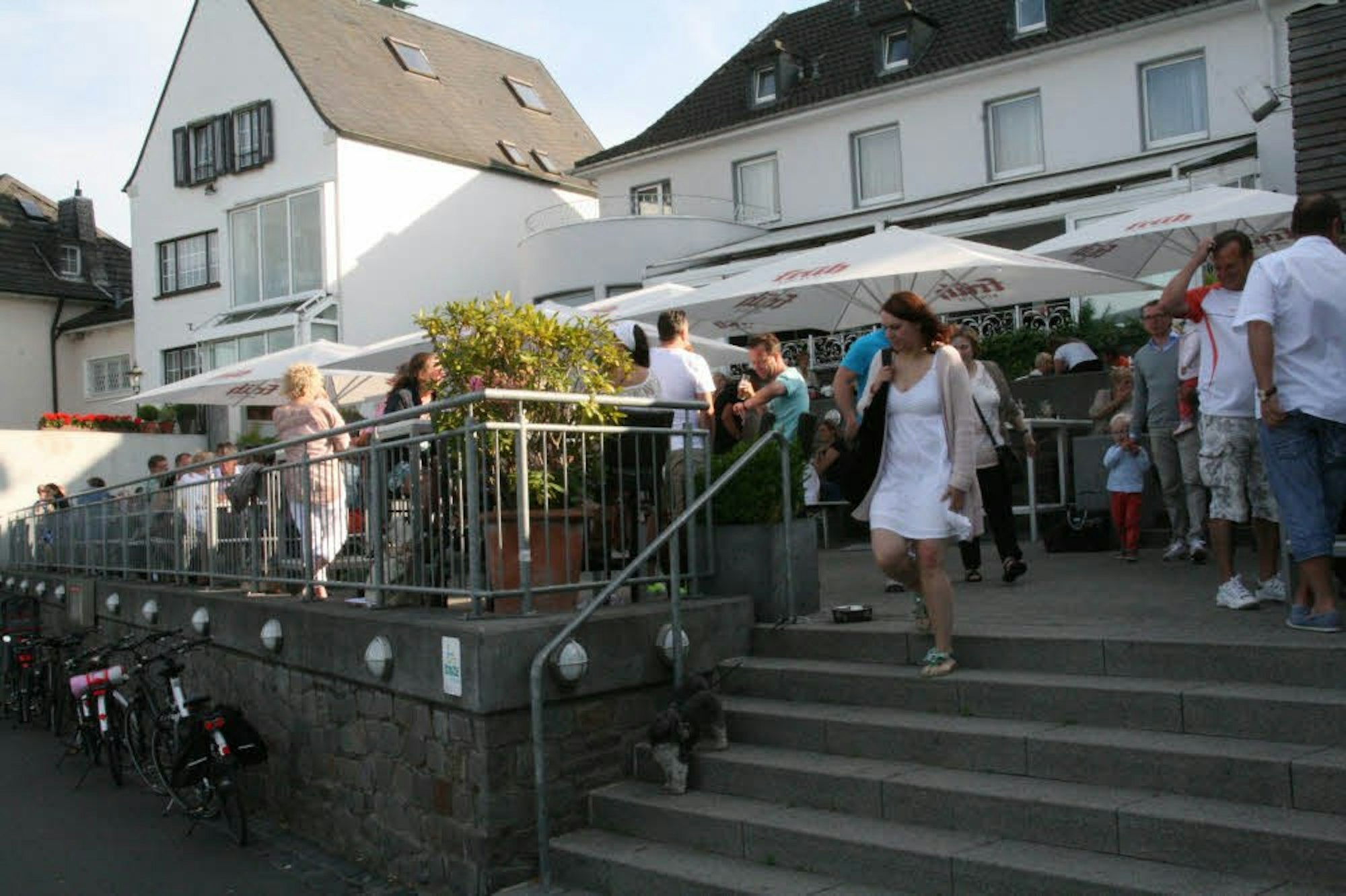 Exponierte Lage am Rodenkirchener Rheinufer: Die Rheinstation ist vor allem im Sommer beliebter Treffpunkt.