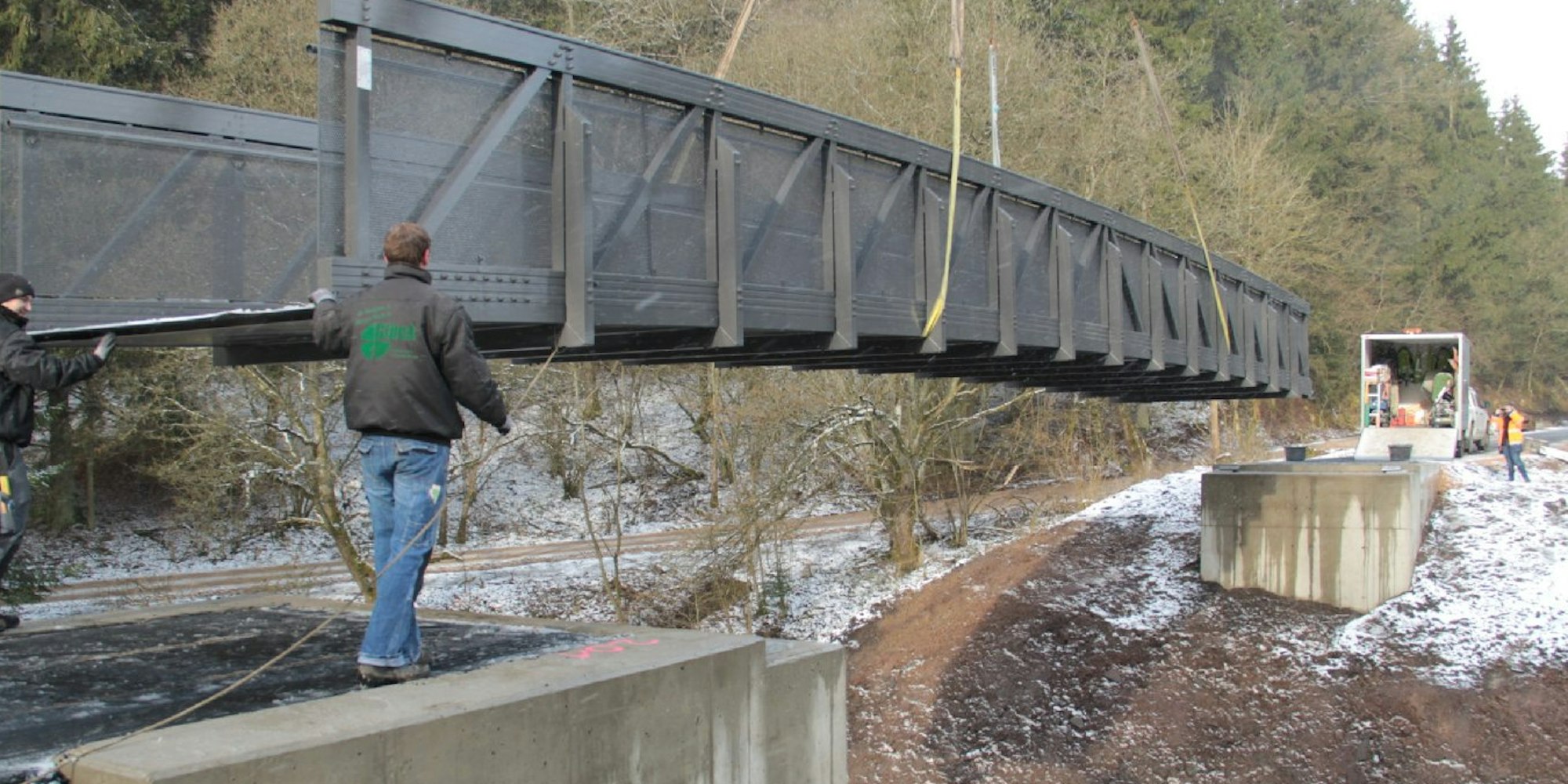 Eine neue Brücke für den Kylltalradweg wurde im Stadtkyller Höhlenberg montiert.