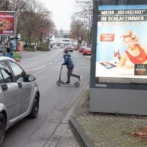 Werbetafeln gehören in vielen Städten längst zum Straßenbild, wie hier in Bergisch Gladbach.