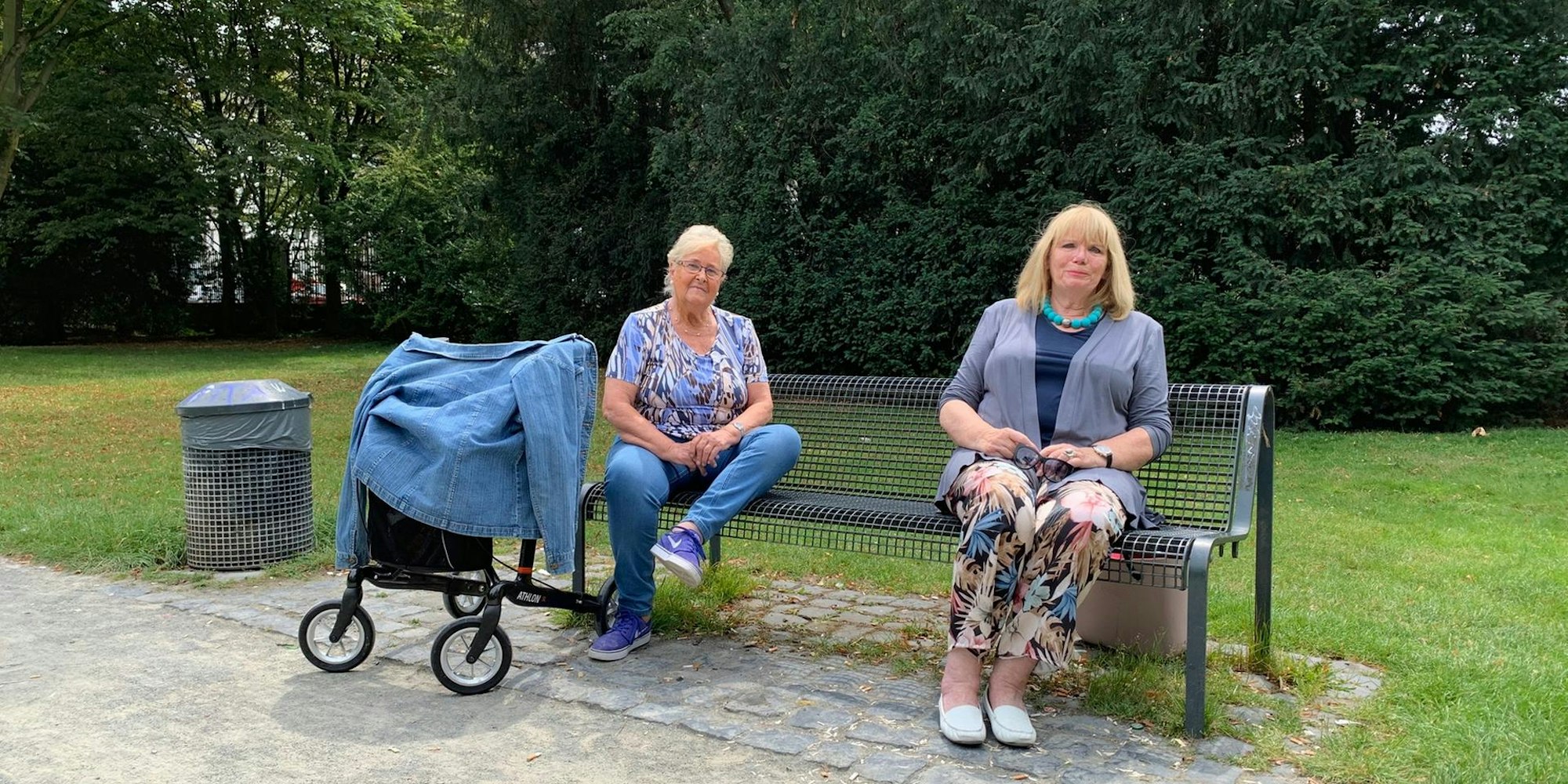 Anni Hansen (l.) und Gisela Rüter auf ihrer Lieblingsbank im Deutzer Pyramidenpark