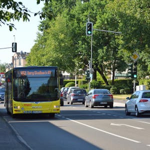 Auch die Fahrgäste der zwischen dem Gladbacher S-Bahnhof und Refrath verkehrenden innerstädtischen Buslinie 451 ließ der Kreis nach dem Ausbau des Busangebots zählen.