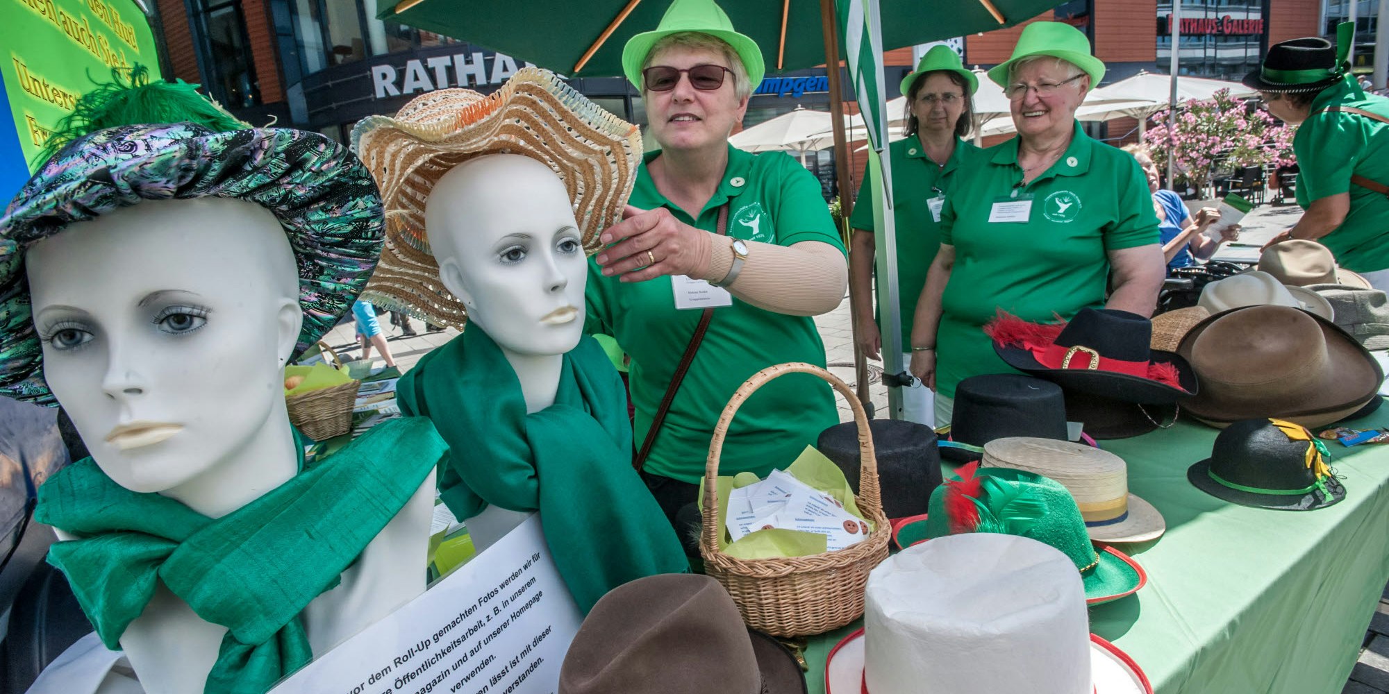 Es kann ein grüner Hut sein, muss aber nicht: Helene Kuhn, Vorsitzende der Frauenselbsthilfe nach Krebs (Mitte) mit einigen Mitstreiterinnen am Infostand vor der Rathaus-Galerie.