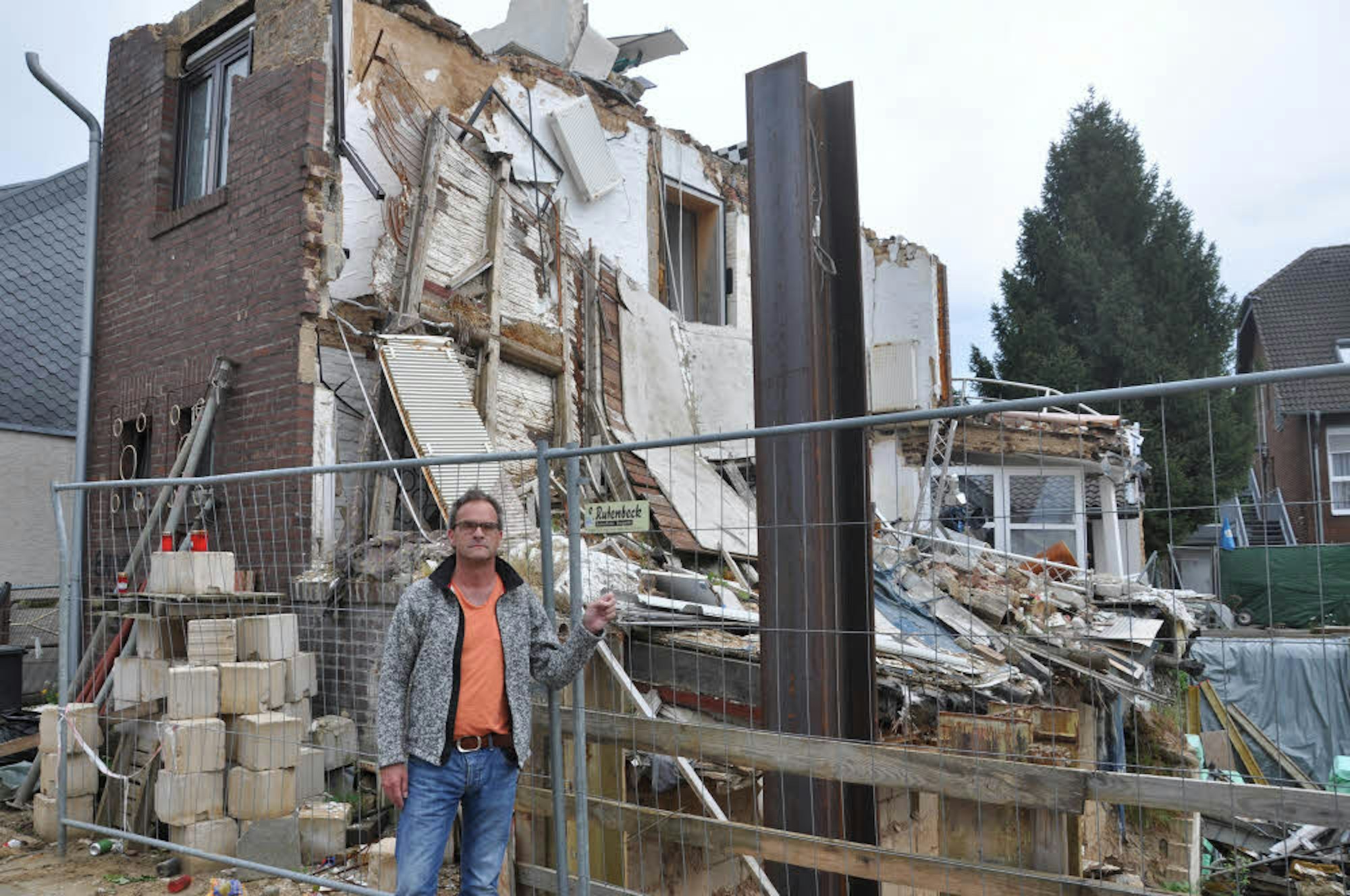 Im August 2014 stürzte das Haus von Frank Muntz im Rauland in Bergheim ein. Am Zustand der Ruine hat sich bis heute nichts geändert.