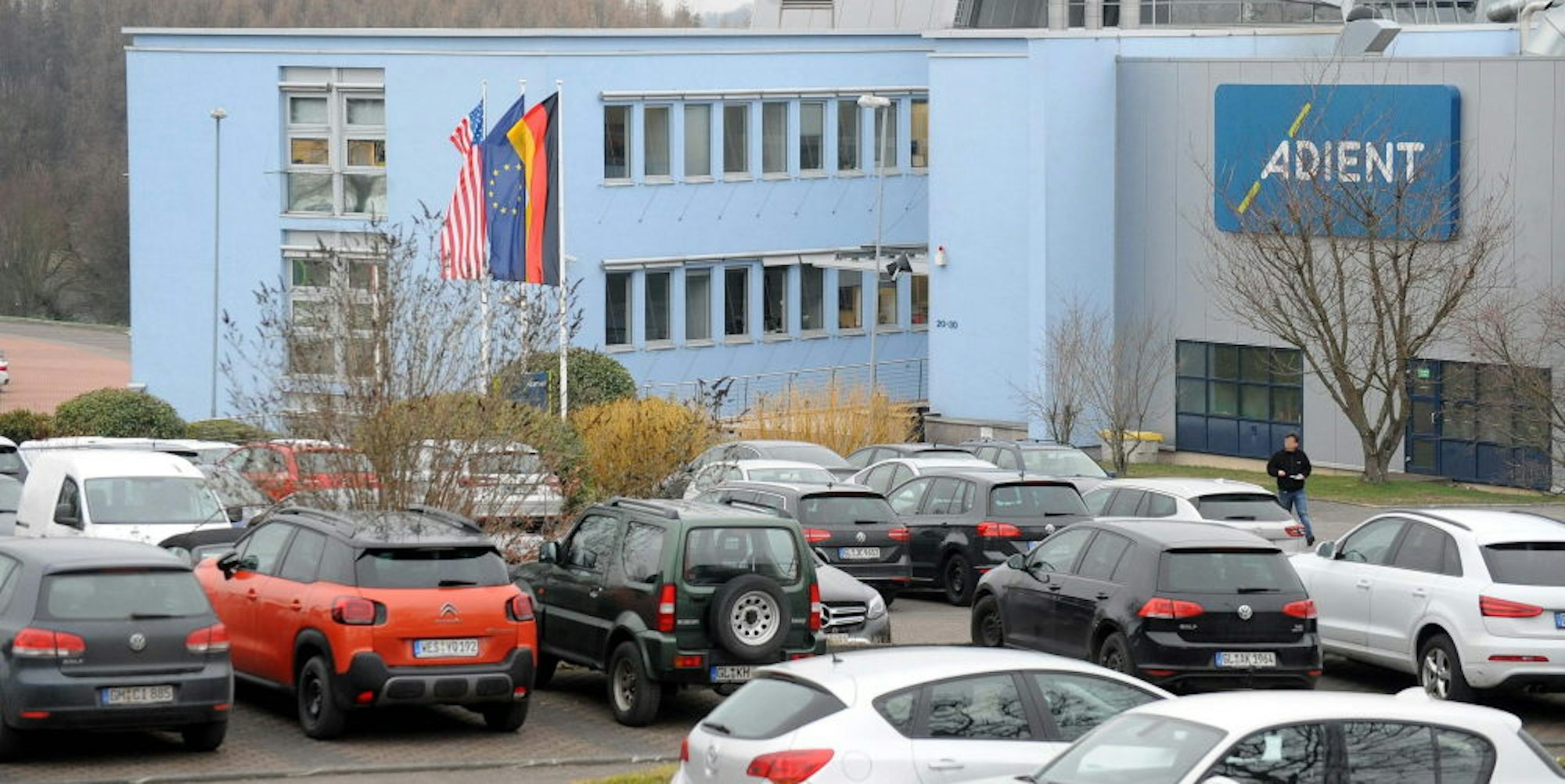 Die Probleme in der Automobilindustrie schlagen auch auf Zulieferer Adient zurück: In der Europazentrale in Burscheid werden rund 1000 Mitarbeiter in Kurzarbeit geschickt.