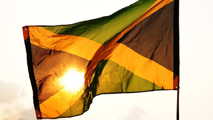 Sonne hinter der Jamaika-Flagge: Reggae-Feeling beim Summerjam.