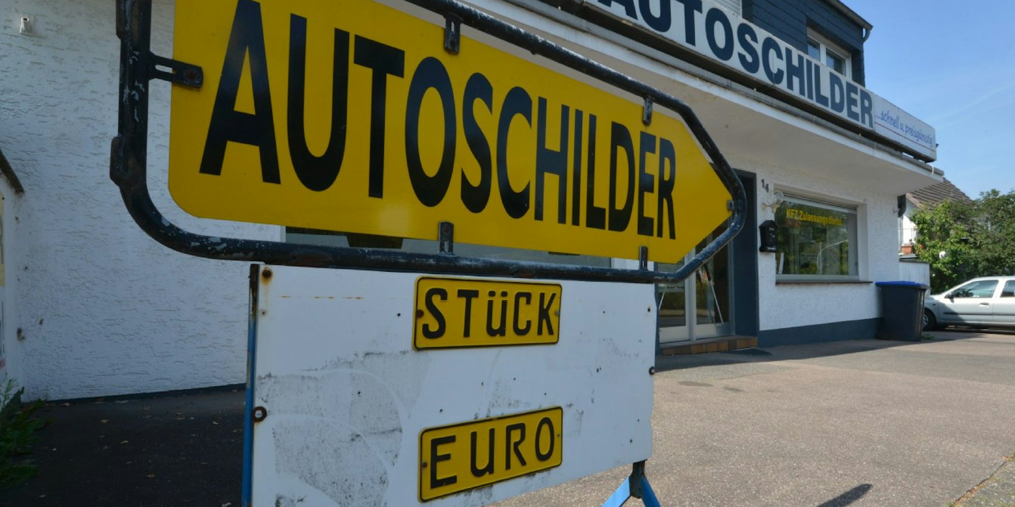 In Bergisch Gladbach gibt es zwei Anbieter von Autokennzeichen. Die Preise sind nicht geregelt.