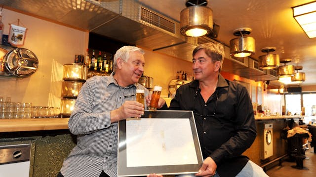 Dirk Holzmann (l.) und Jürgen Walter im Café Waschsalon mit Wolfgang Niedeckens Liedtext.