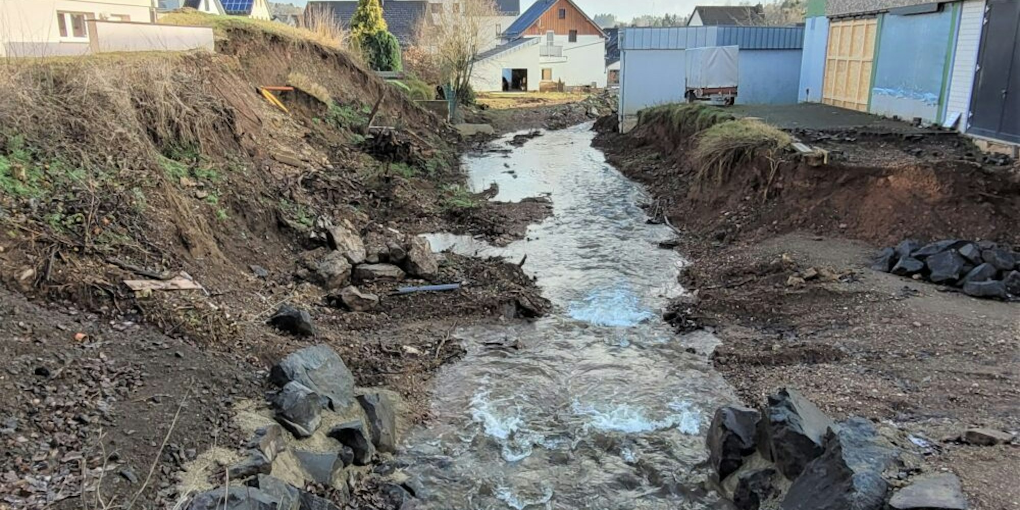 An Gefahrenstellen wie hier am Berufskolleg Eifel (r.) müssen die Uferbereiche am Kallbach wiederhergestellt werden.