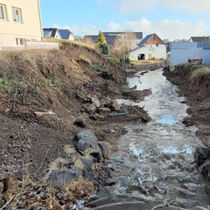 An Gefahrenstellen wie hier am Berufskolleg Eifel (r.) müssen die Uferbereiche am Kallbach wiederhergestellt werden.