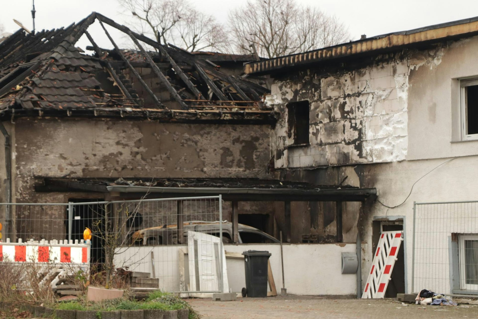 Die Haus der Familien ist nach dem Feuer zerstört und nicht mehr bewohnbar.