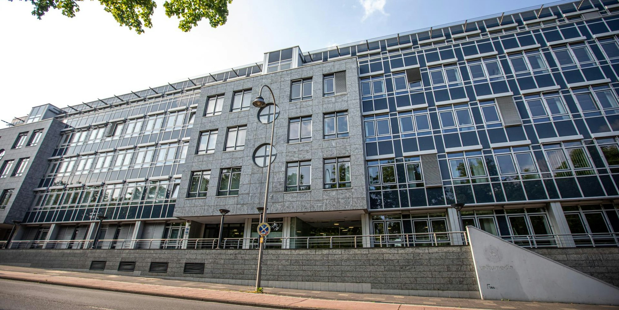 Das Bürogebäude des Unternehmens Vodafone (vormals Unitymedia) auf der Aachener Straße in Köln
