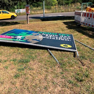 Eine Plakatwand der Grünen in Bergheim-Zieverich wurde umgerissen.