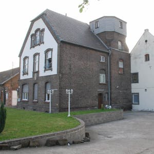 Das Herrenhaus von 1788 aus Feldbrandsteinen ist das älteste erhaltene Gebäude des Kalscheurer Hofs.