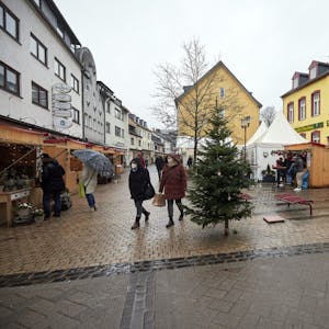 Klein, aber lokal ist das kleine Adventsdorf vor der Alten Schule in Gemünd.