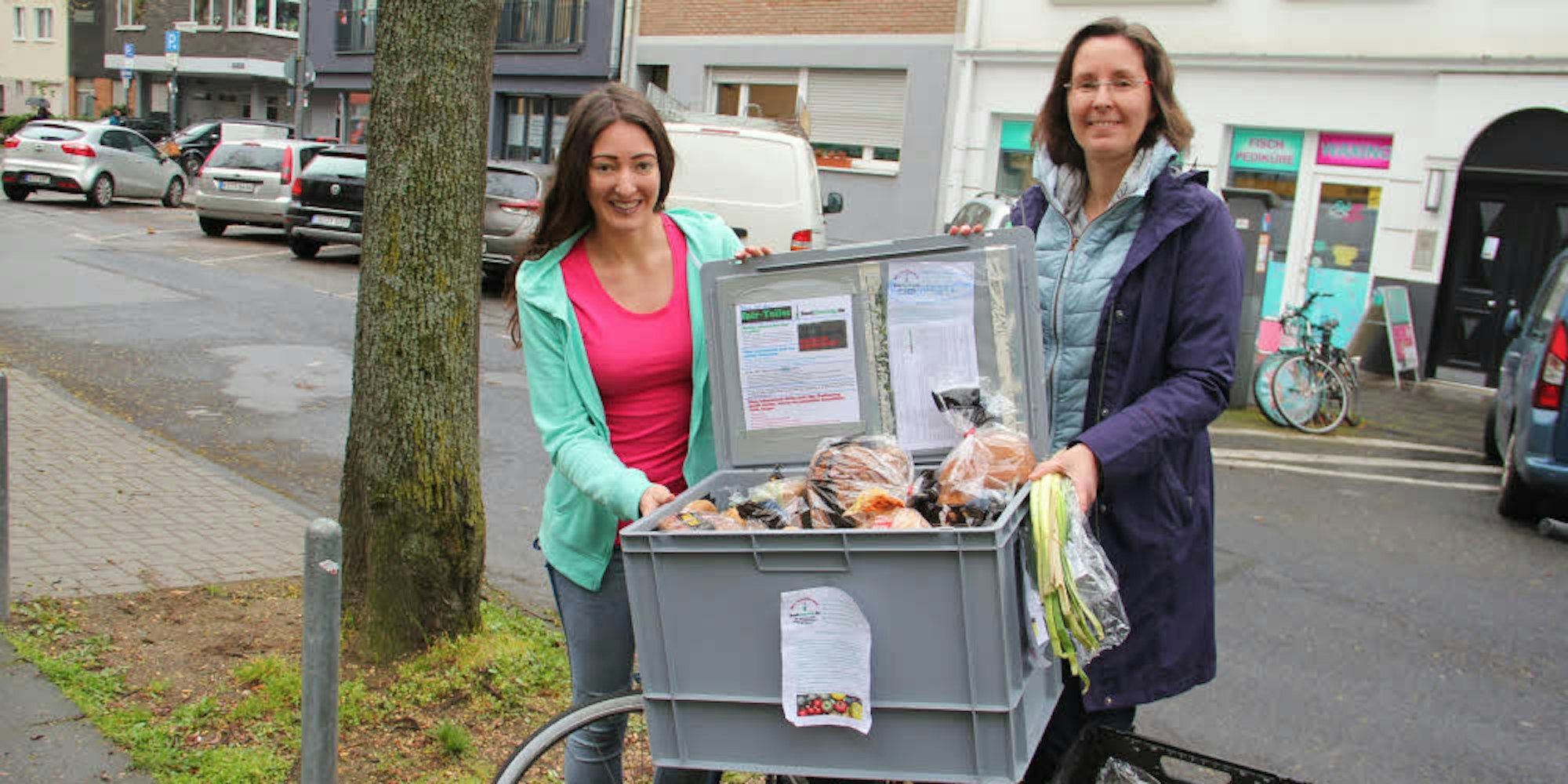 Die „Fairteiler“ Marina Schuster (l.) und Silke Schomburg laden zum Stopp an der Lebensmittelstation ein.