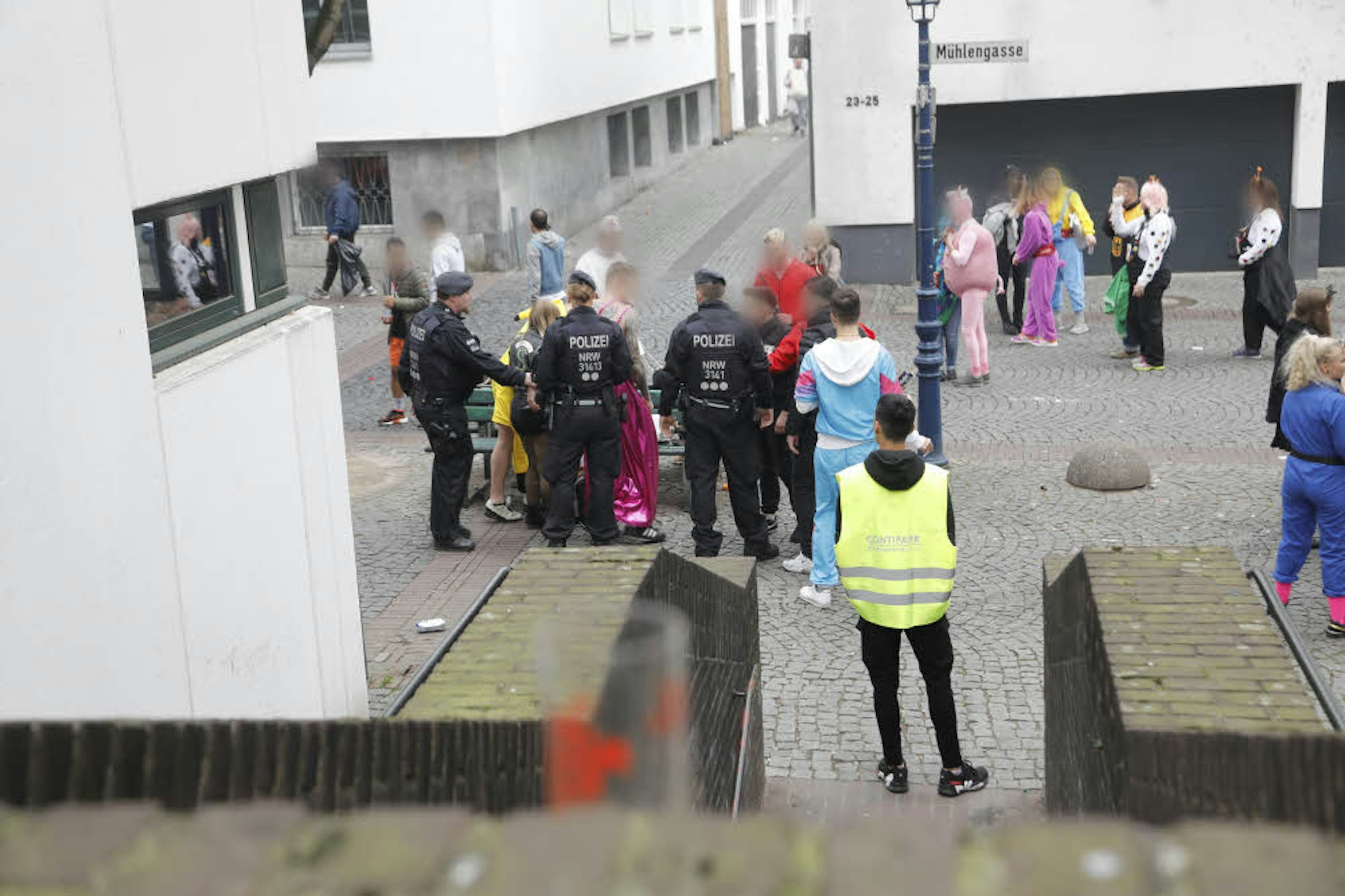 Die Polizei trennt aggressive Jugendliche in der Mühlenstraße.