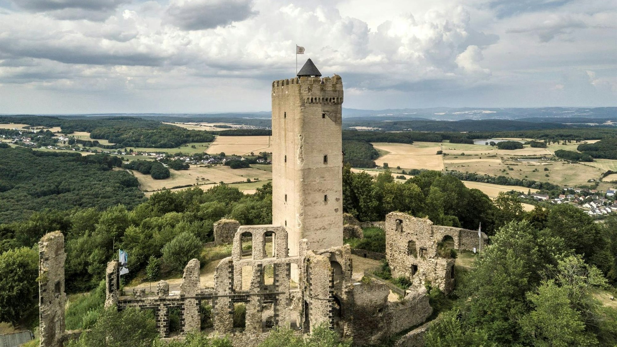 Blick auf Burgruine Olbrück