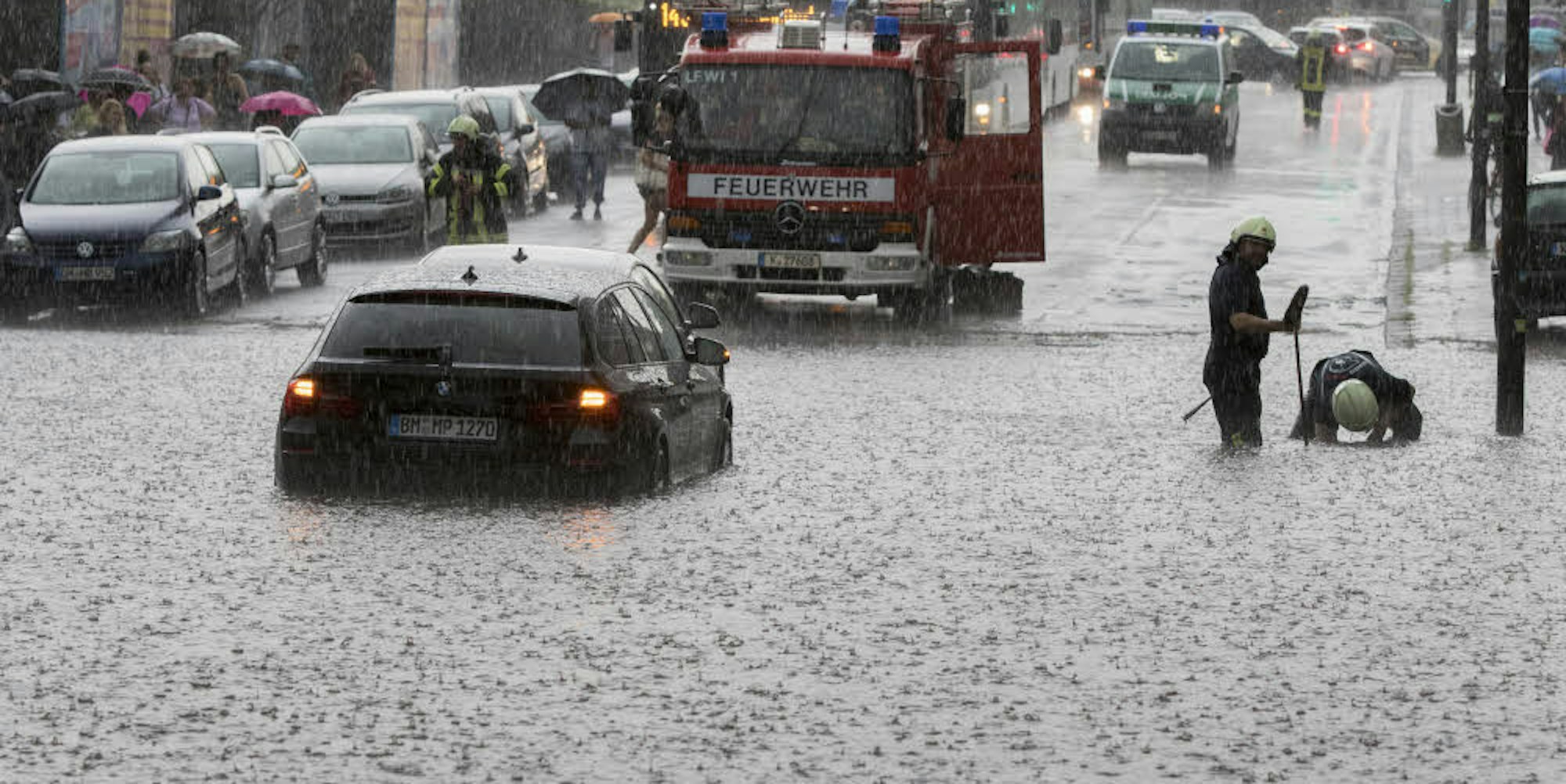 Im Juli 2017 fielen in Teilen Kölns über 60 Liter Regen pro Quadratmeter in zwei Stunden. Es kam vielerorts zu Überflutungen, wie hier an der Weinsbergstraße.