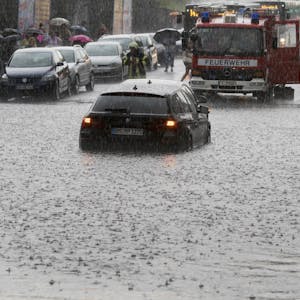 Im Juli 2017 fielen in Teilen Kölns über 60 Liter Regen pro Quadratmeter in zwei Stunden. Es kam vielerorts zu Überflutungen, wie hier an der Weinsbergstraße.