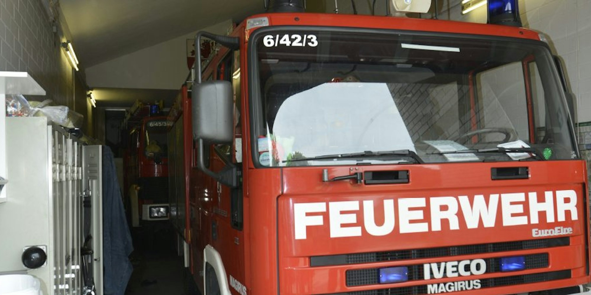 Im Gerätehaus der Feuerwehr in Biesfeld stehen die zwei Feuerwehrwagen hintereinander. Am Donnerstag konnte der vordere Wagen nicht gestartet werden, damit war auch der hintere nicht einsatzfähig.