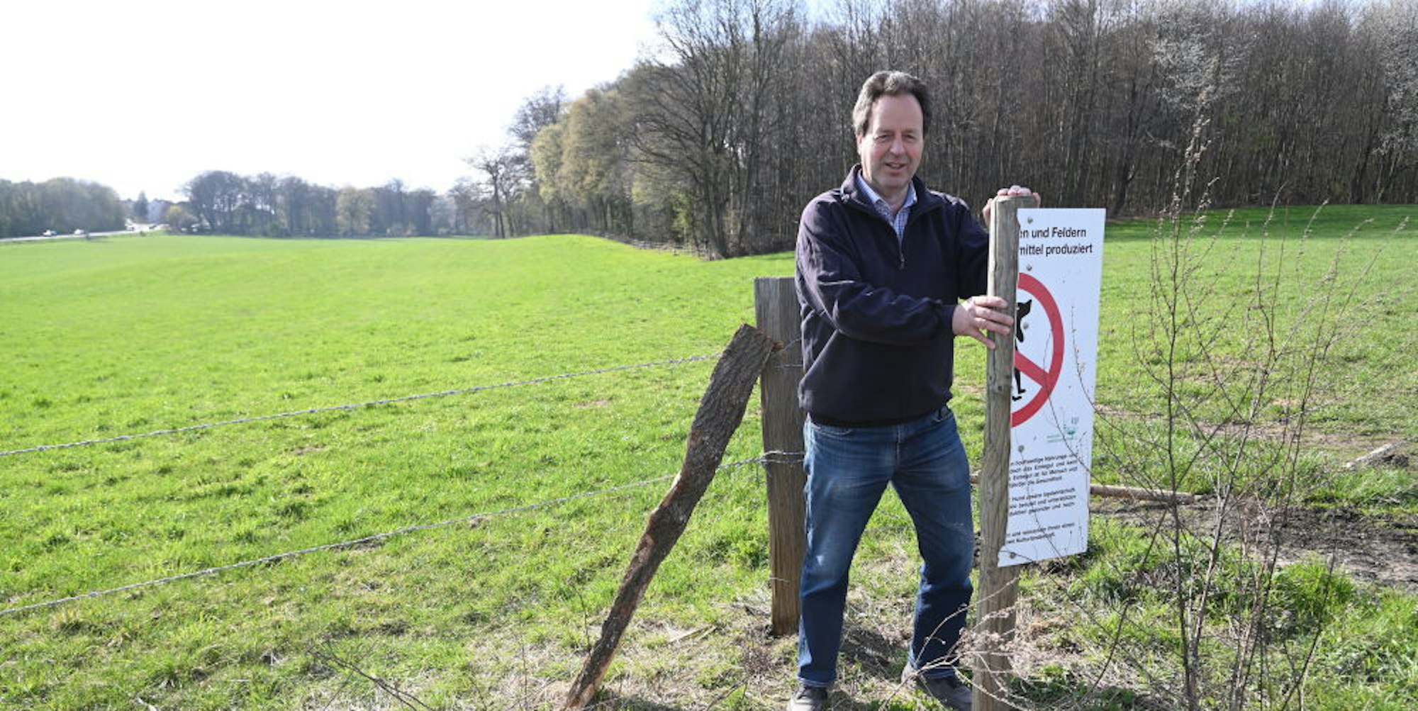 Einen Zaun hat Peter Lautz notgedrungen um seine Erntewiesen errichtet, Warnschilder waren zuvor zerstört worden.