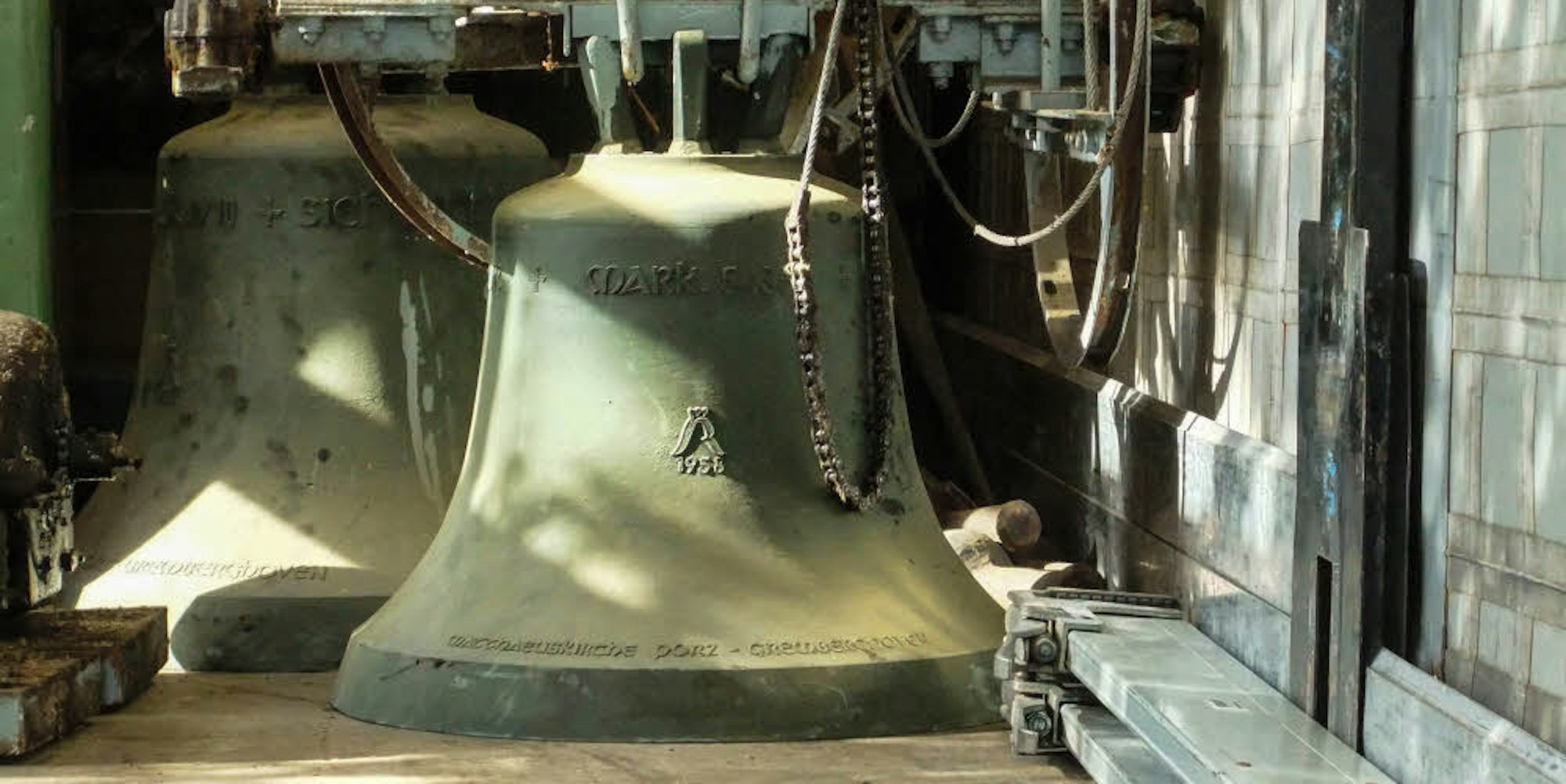 Mit einer Winde wurden die Glocken abgeseilt und transportfertig gemacht. Nach fast 60 Jahren ziehen sie um an die Adria.