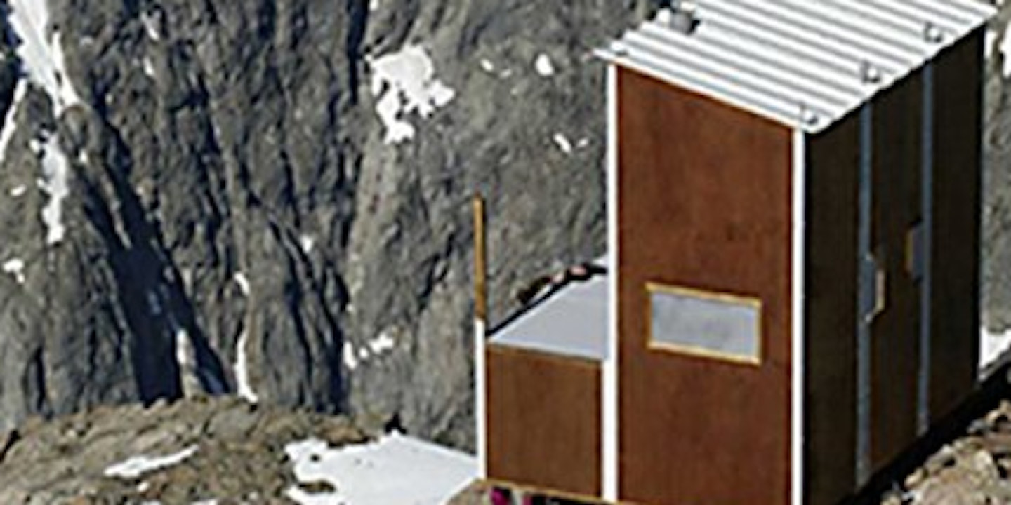 Europas höchste Toilette sitzt auf 4.260 Metern auf der Spitze des Mont Blanc. Die Toilettenhäuser wurden nötig, damit die bis zu 30.000 Bergsteiger pro Jahr ihre Notdurft nicht im Schnee verrichten.