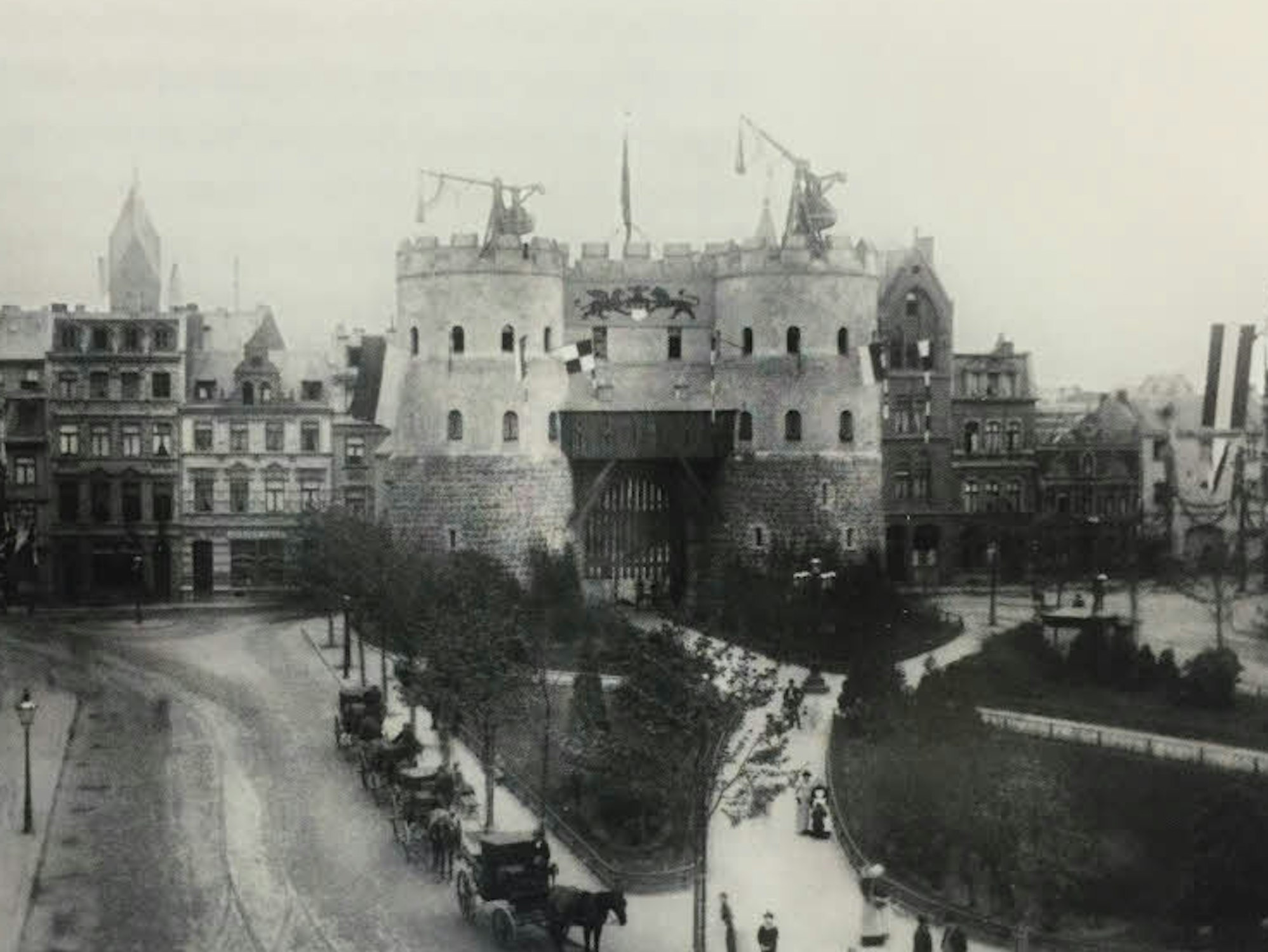 Fein herausgeputzt präsentiert sich das Stadttor 1891 anlässlich eines Besuches von Kaiser Wilhelm II.