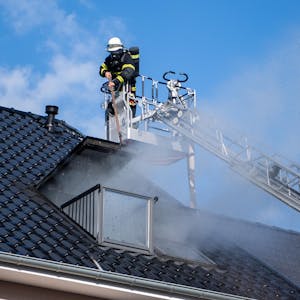 Mit einem Einreißhaken entfernten die Feuerwehrleute Dachziegel von dem Haus an der Münstereifeler Straße.