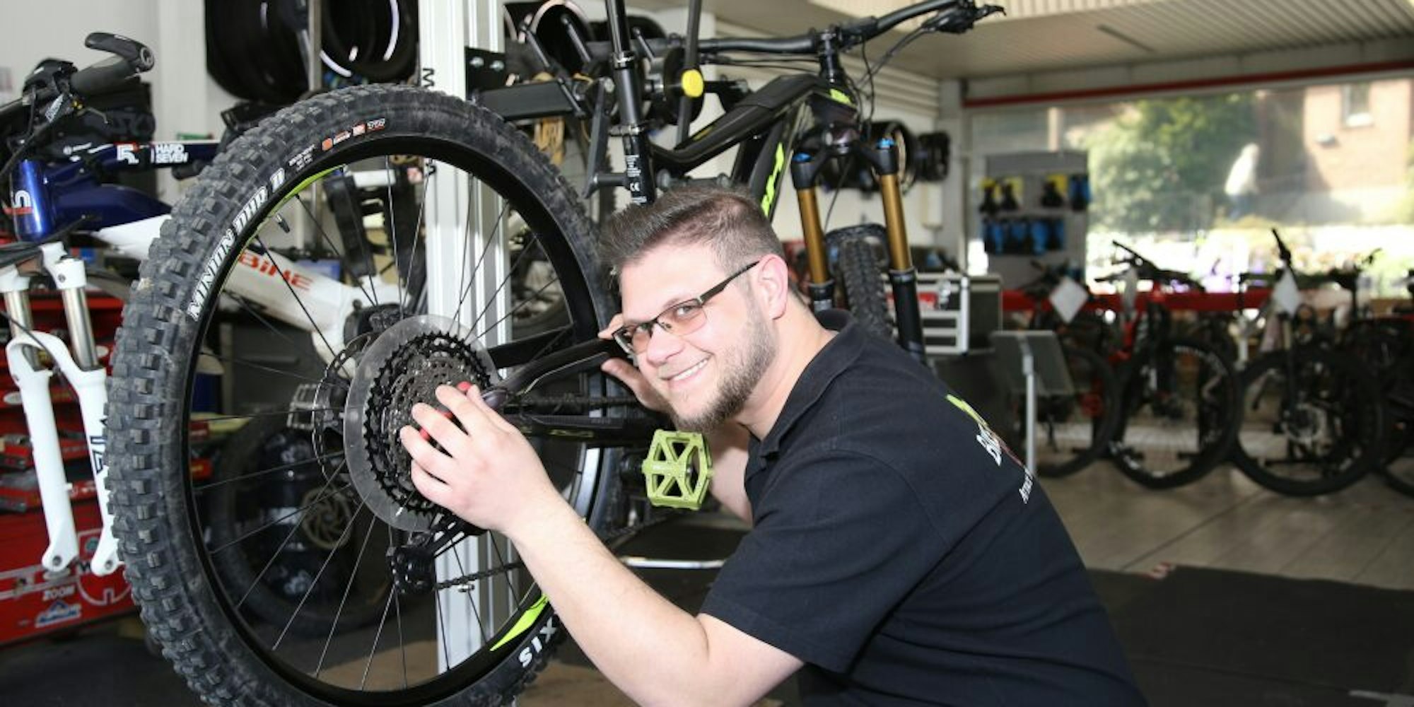 Fahrrad-Händler Ersin Atac aus Niederseßmar ist selbst begeisterter Mountainbiker. Auch er fährt heute nur noch unter Strom.