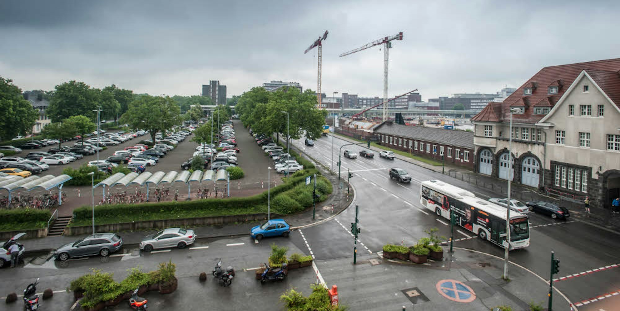 Parkhaus statt Parkplatz: Gegenüber des Pförtners 1 plant Covestro einen Neubau.