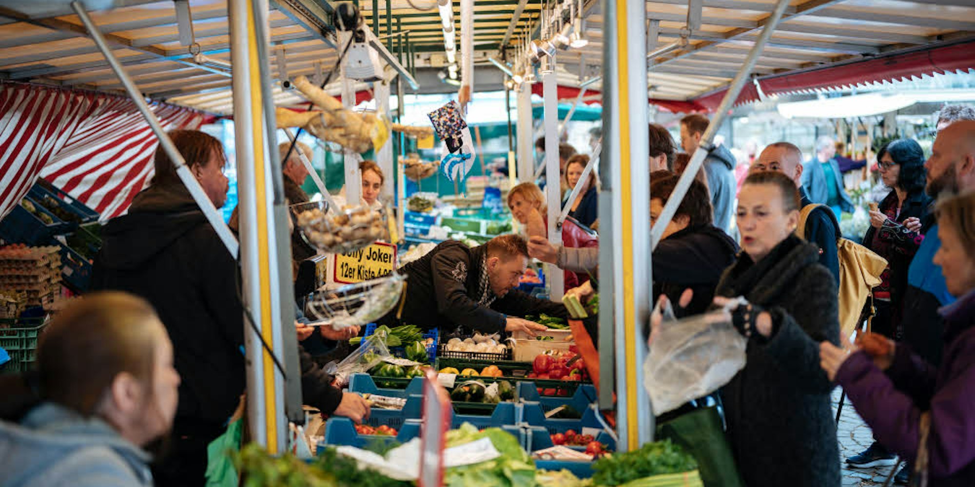 Angebot und Nachfrage treffen sich am Markt: Am Gemüsestand wird für das Wochenende eingekauft.
