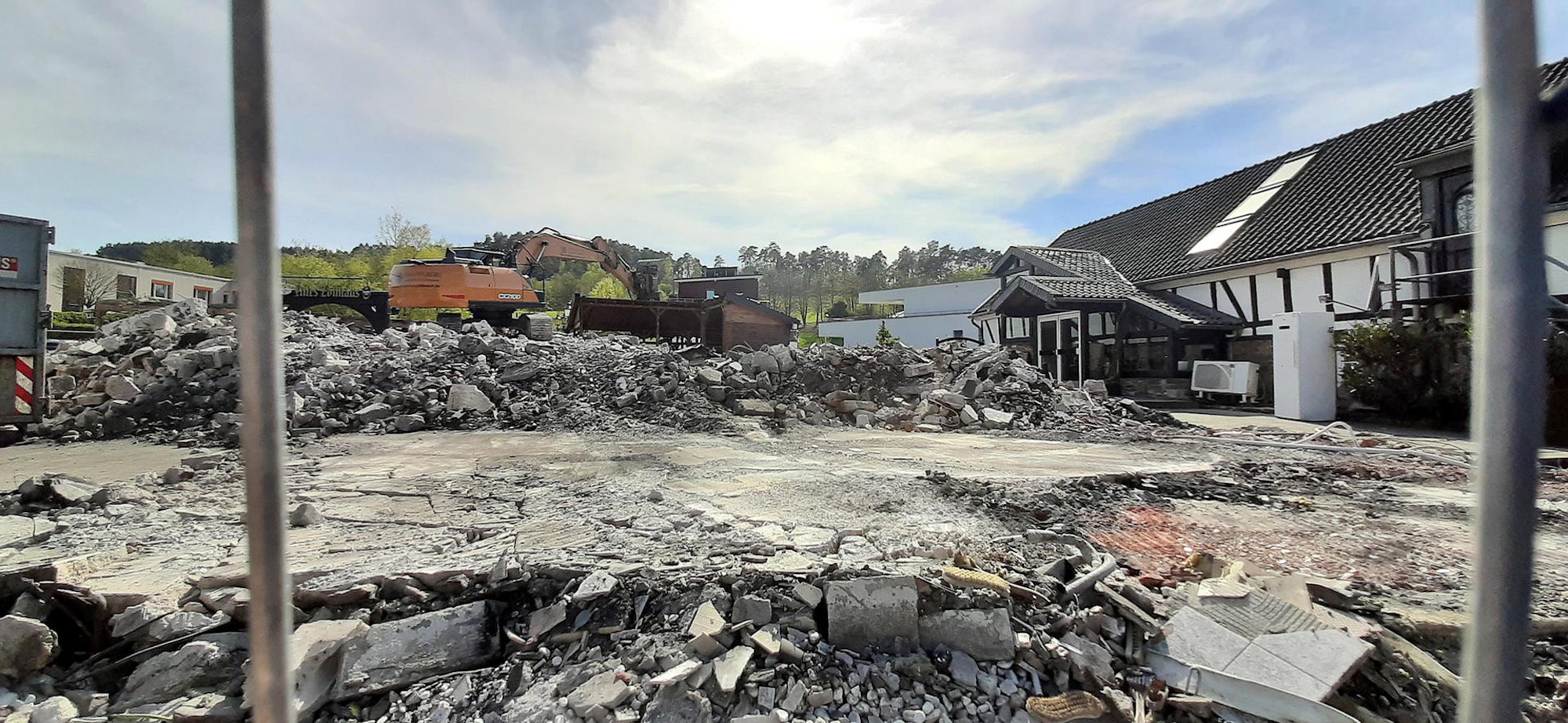 Ein halbes Jahr nach dem Brand werden Schutt und Trümmer des Alten Zollhauses beseitigt.