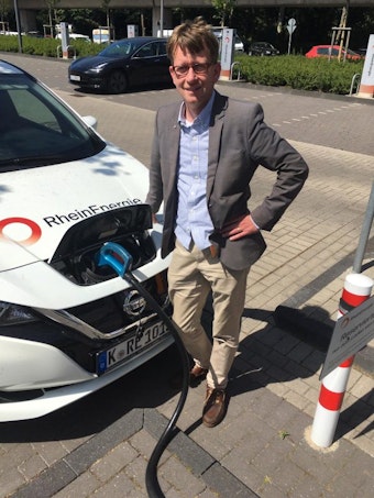 Wirtschaftsressortleiter Thorsten Breitkopf testet den E-Wagen Leaf.