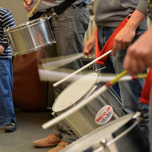Trommeln für eine bessere Bezahlung: Die Honorarkräfte können von den Stundenlöhnen an der Max-Bruch-Musikschule kaum leben.
