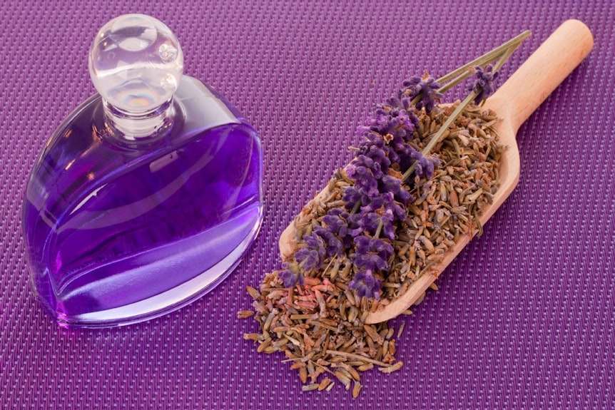 Ätherische Öle - etwa mit dem Duft von Lavendel - sollen Wespen fernhalten.