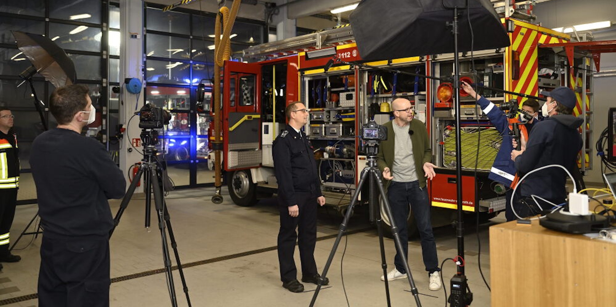 Das Feuerwehrhaus als Studio: Fernsehreporter Matthias Fiedler lässt sich Fahrzeuge und Material der Feuerwehr erklären. (Archivfoto)