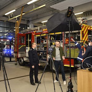 Das Feuerwehrhaus als Studio: Fernsehreporter Matthias Fiedler lässt sich Fahrzeuge und Material der Feuerwehr erklären. (Archivfoto)