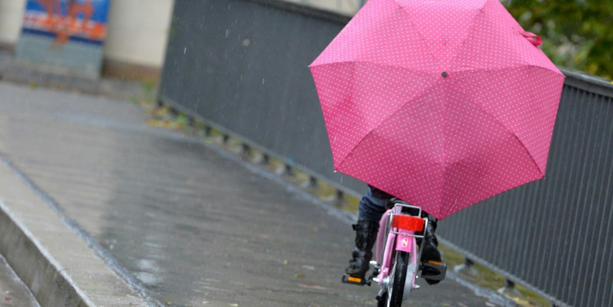 Kind_Regenschirm_Fahrrad